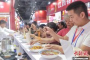 在线占卜“嗦粉”经济火热 中国多地“食力”出圈